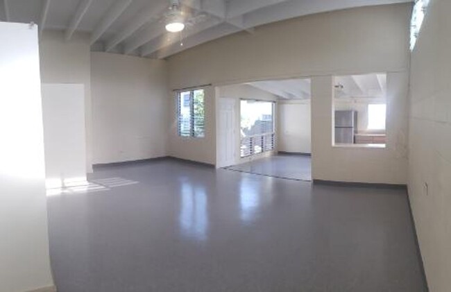 Building Photo - Large Space, Pet Friendly, Quite Neighborh...