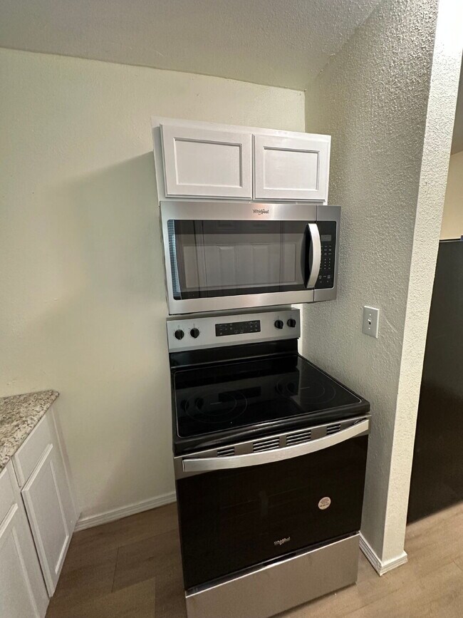 Foto del edificio - Fully update back house! All appliances included!