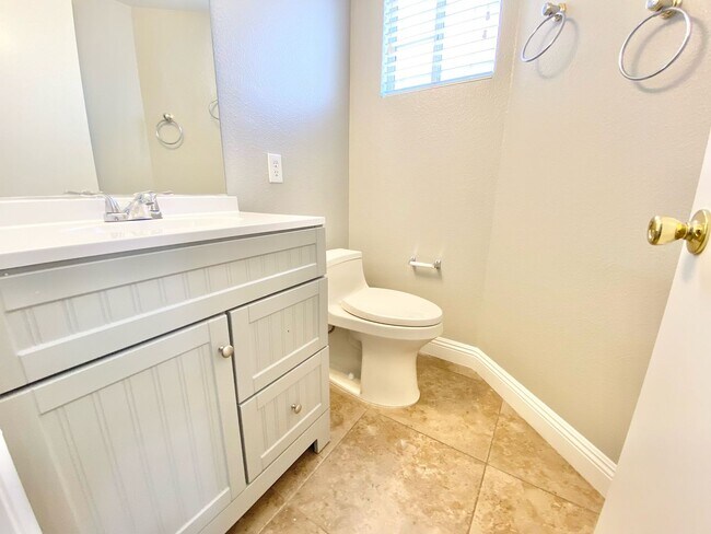 Building Photo - STUNNING 2 BEDROOMS 2.5 BATHROOMS TWO STOR...
