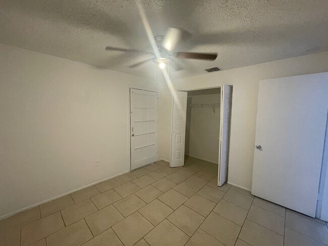 Photo - 6821 N Manhattan Ave Apartment