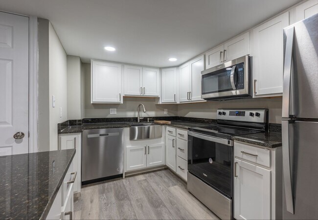Building Photo - 2 bedroom, 1.5 bath townhome in Franklin Park