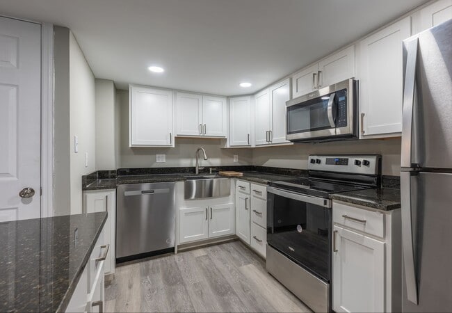 Building Photo - 2207 Aurora Dr