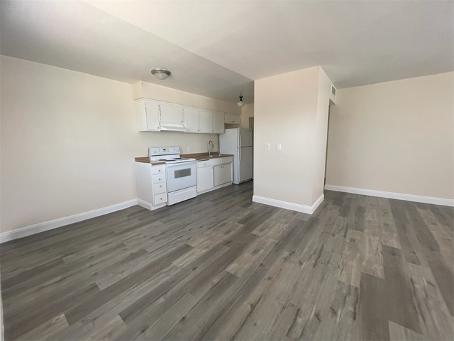 Foto del edificio - One bedroom, One bath. Downstairs unit. 89101
