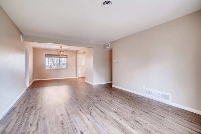 Foto del edificio - 1054 N Revere St