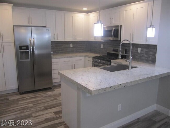 Foto del edificio - 2058 Smoketree Village Cir