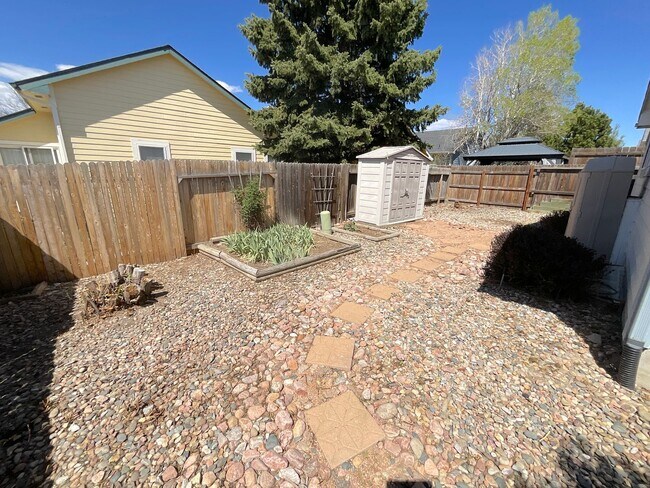 Foto del edificio - 4 Bedroom Home Available Near Research Pkwy & Scarborough Dr!