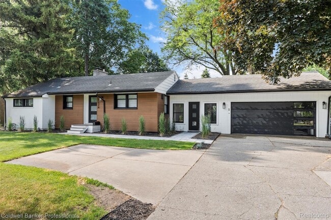 Building Photo - 1528 E Maple Rd