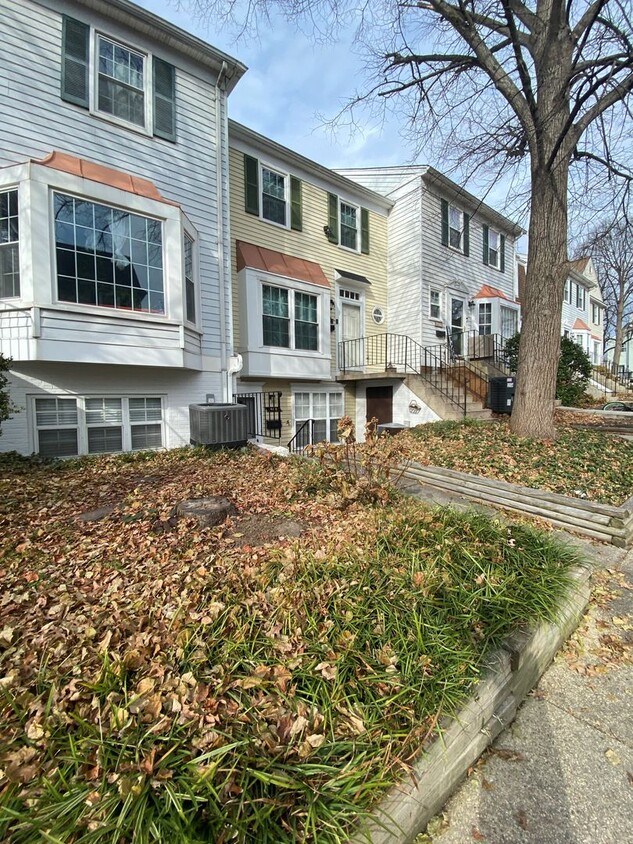 Primary Photo - Charming Crofton Mews Condo