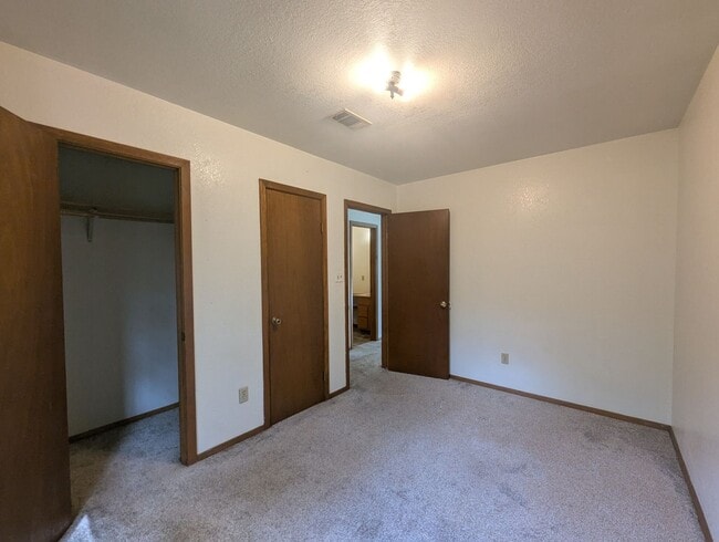 Building Photo - 2 Bed/1 Bath Apartment in Melbourne