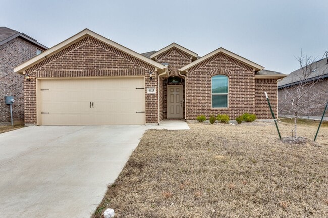 Building Photo - LIKE NEW HOME IN CROWLEY! READY TO VIEW!
