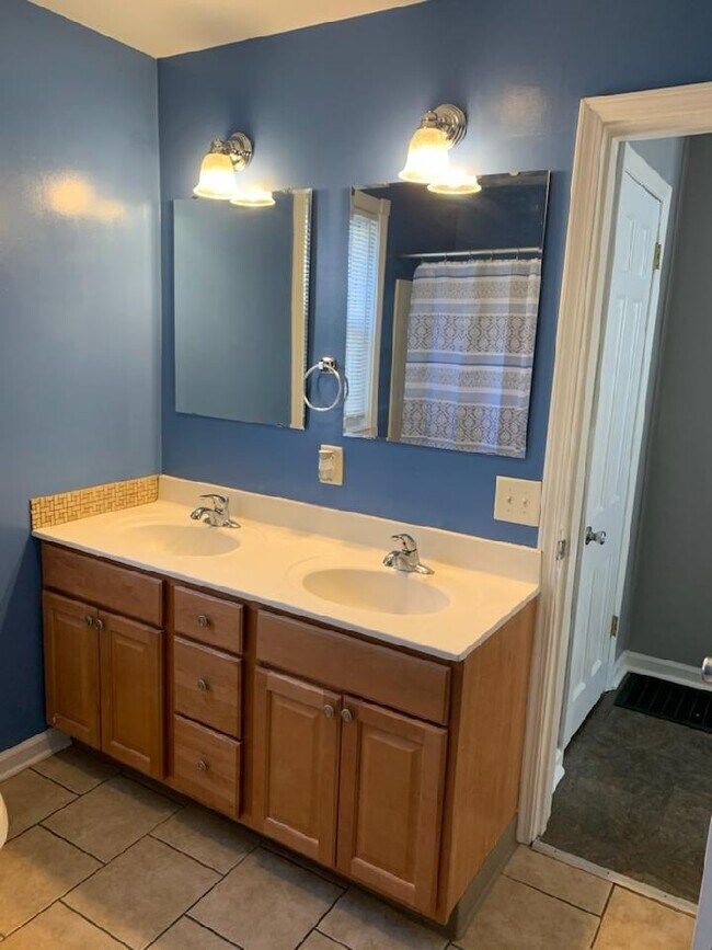 Building Photo - 1037 Jennette Ave NW