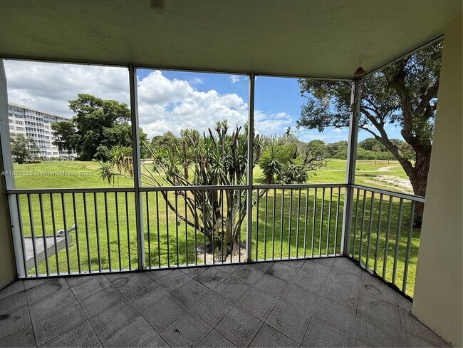Foto del edificio - 3351 S Palm Aire Dr