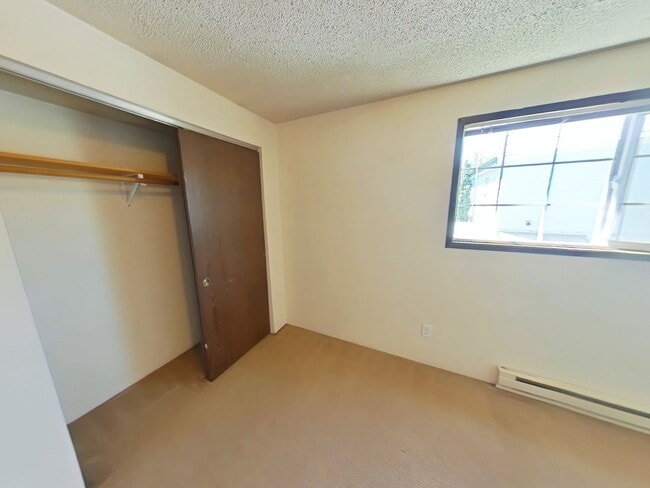 Building Photo - Duplex ~ Close to Campus ~ Pet Friendly