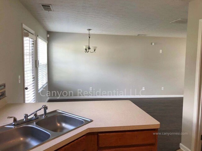 Building Photo - Recently Renovated!!Beautiful 3BR home.