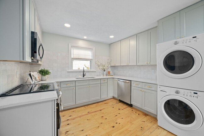 Building Photo - COMPLETELY RENOVATED 5BR/2.5BA with Office...