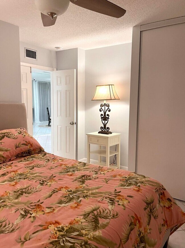 Foto del edificio - 8571 Boca Glades Blvd W