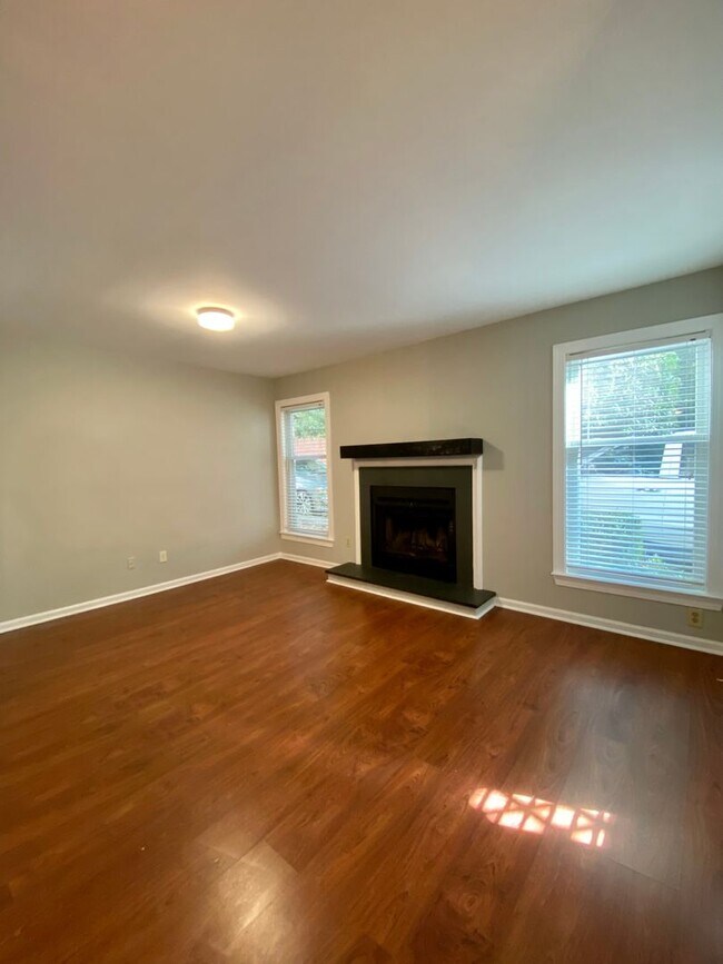 Building Photo - Ground Floor Apartment - Two Primary Bedrooms
