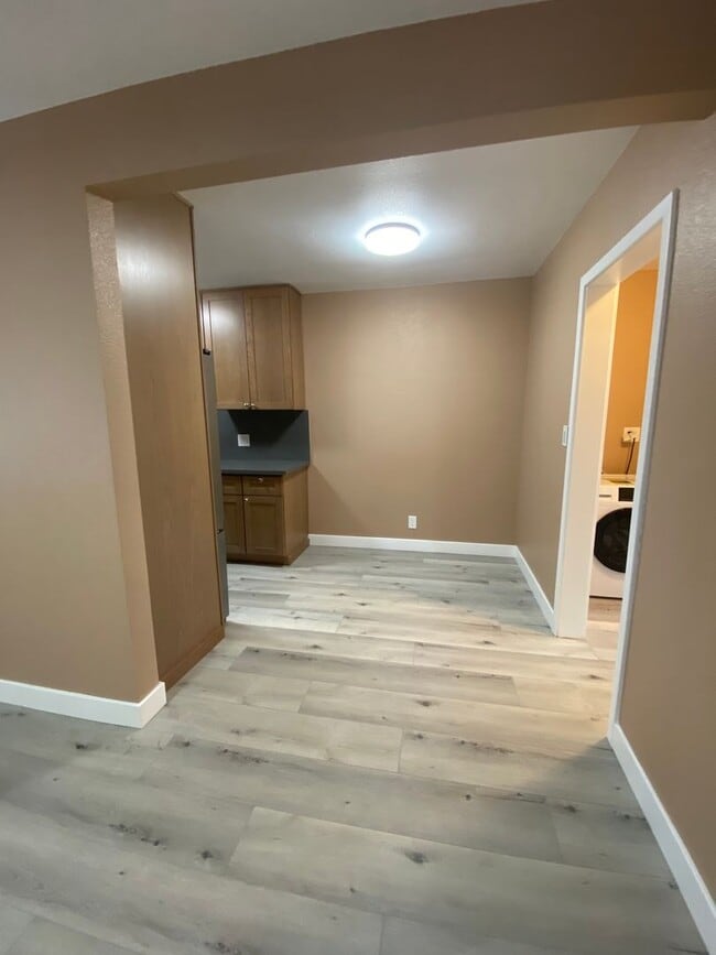 Building Photo - NEWLY RENOVATED 1 BEDROOM/1 BATH!