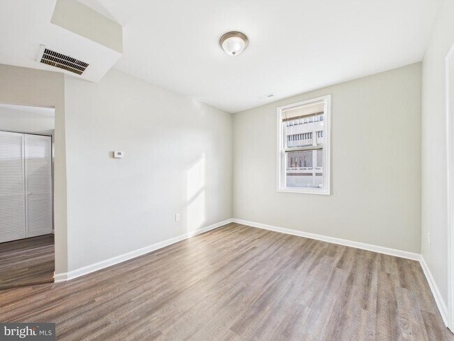 Foto del edificio - 300 W Chesapeake Ave