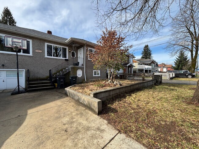 Photo du bâtiment - 6819 Linden Av