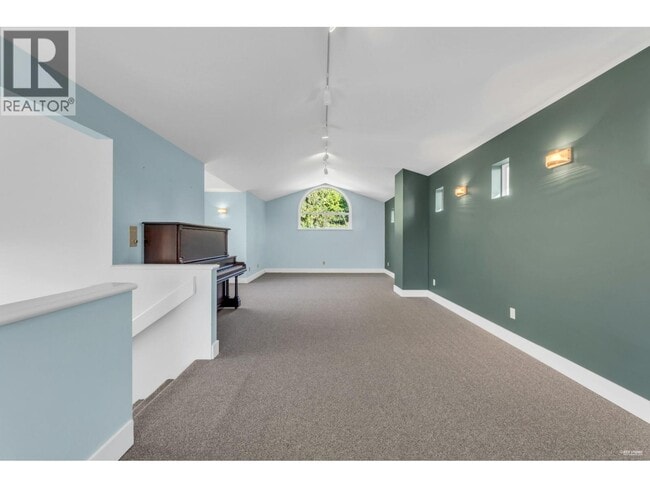 Building Photo - 845 Pyrford Rd