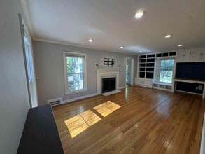 Building Photo - 400 E 65th St