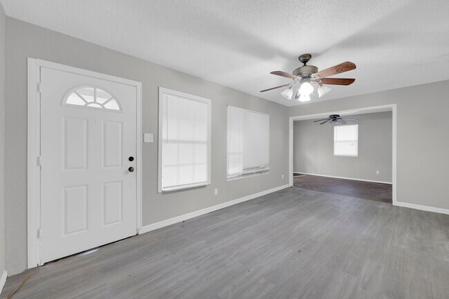 Foto del edificio - SPACIOUS! LOCATION!