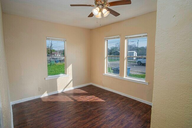 Foto del edificio - 819 Larry St