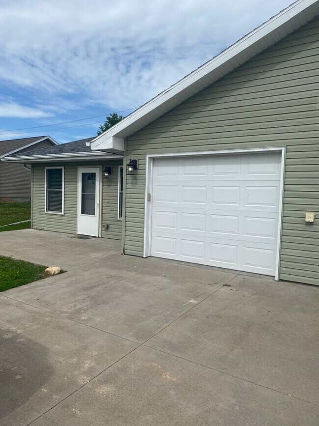 Building Photo - 1308 Trojan Rd