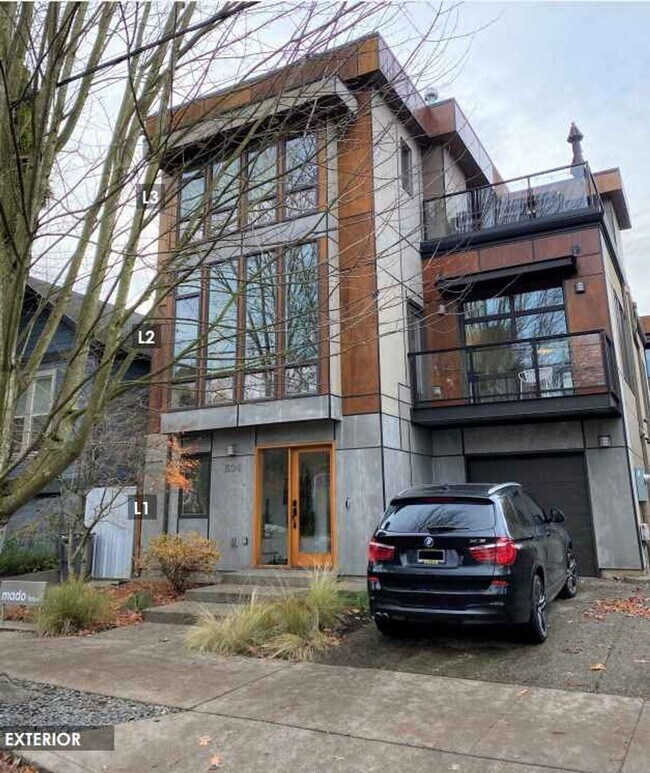 Building Photo - Modern Design 2 Bed/ 2.5 bath 3 Level Cond...