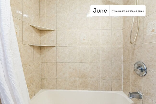 Foto del edificio - Room in Shared 5 bed/1 bath home