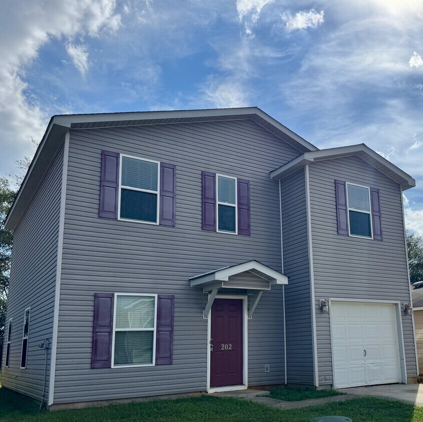 Foto principal - 202 Cloverbrook Dr