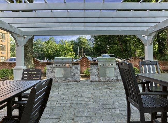 Outdoor Patio Dinning - Wessex House
