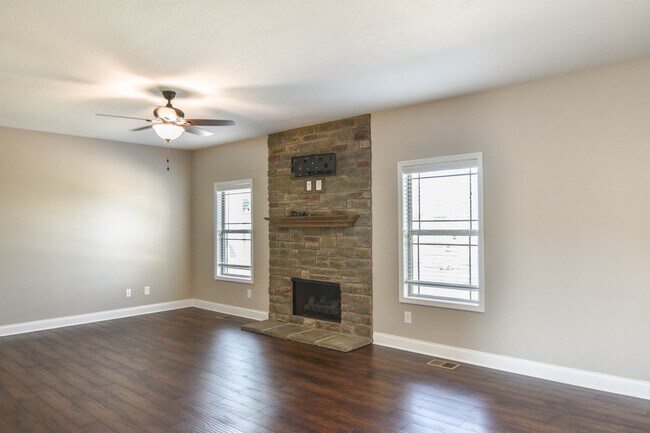Foto del edificio - Dog Friendly Three Bedroom in Rossview!
