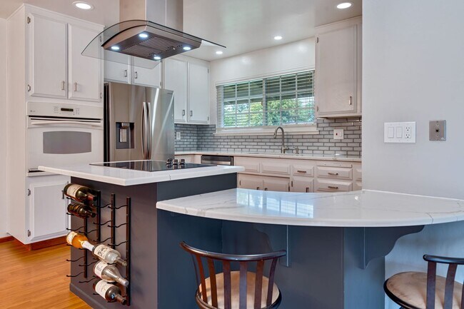 Foto del edificio - Charmingly Remodeled 3 Bed, 2 Bath Home Ne...