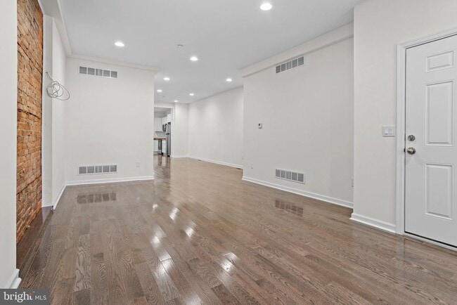 Building Photo - 819 11th Ave