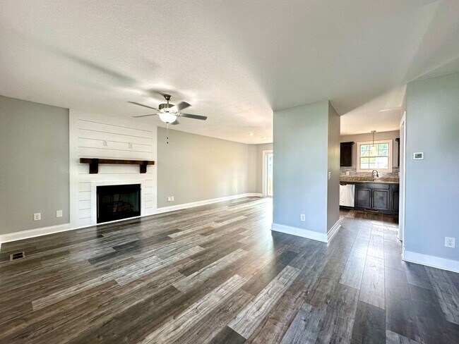 Building Photo - 1385 Sussex Dr