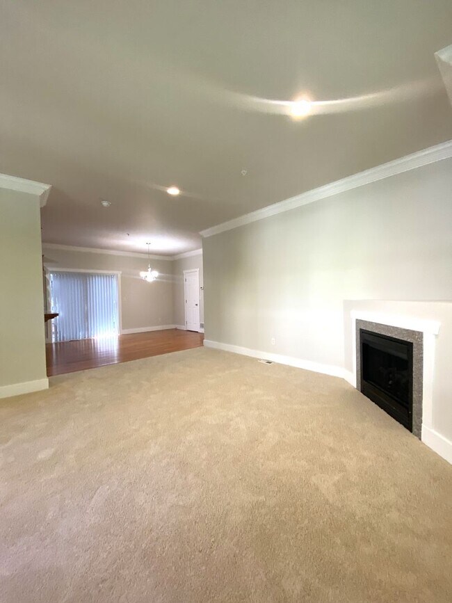 Foto del edificio - ELEGANT 4 BEDROOM TOWNHOME!  Minutes to La...
