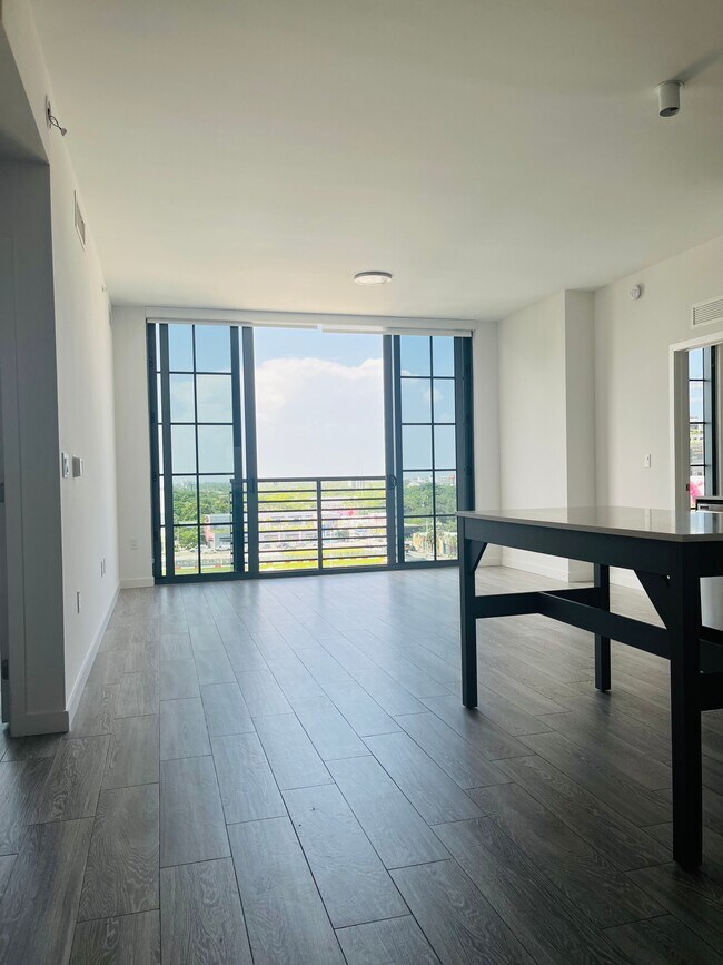 Sala de estar - 445 NW 26th St