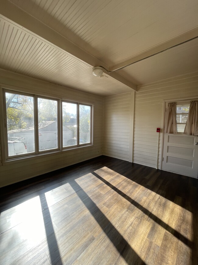 Building Photo - 134 E Maple St