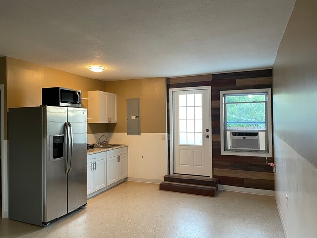 Entrada - 3715 7th St W