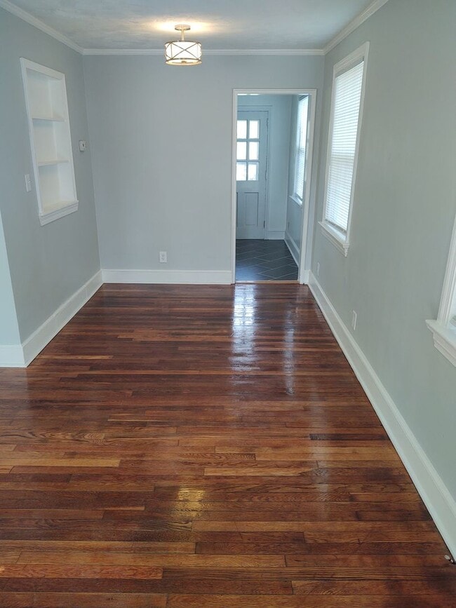 Building Photo - 2 Bedroom 1 Bathroom Duplex! Coming Soon!