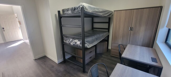 Foto del edificio - Beds Available in Newly Renovated Building...