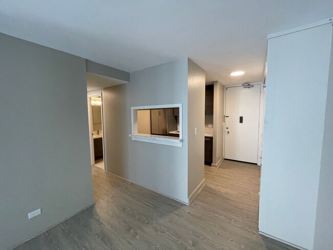 Building Photo - Pet Friendly 1 bed, 1 bath, 1 parking in A...