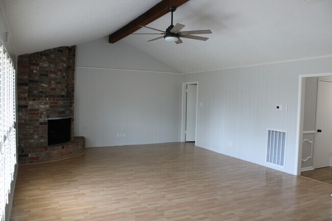 Living Room - 1101 S Kaufman Dr