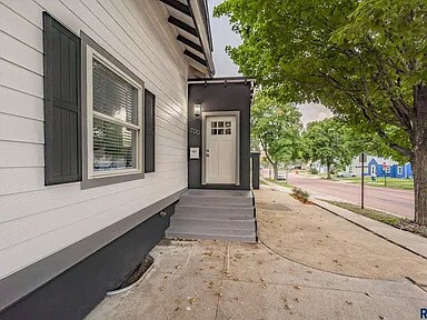 Puerta principal - 700 S Grange Ave