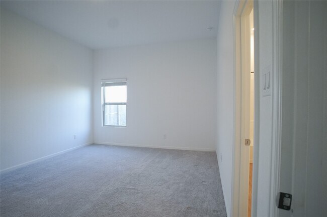 Building Photo - 3210 Spanish Oak Ln