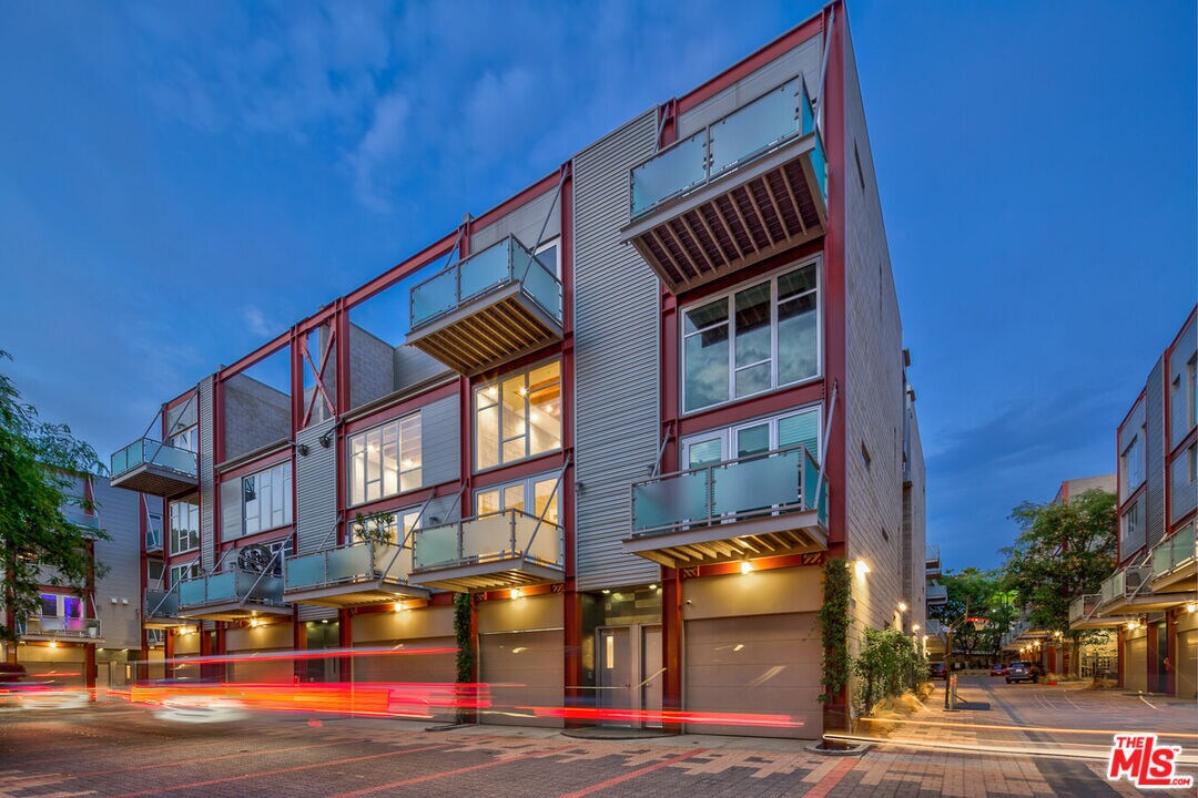 Primary Photo - 3450 Cahuenga Blvd