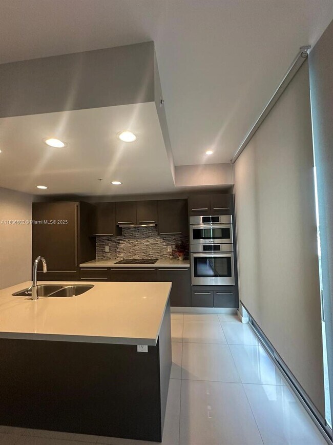 Foto del edificio - 7875 NW 107th Ave