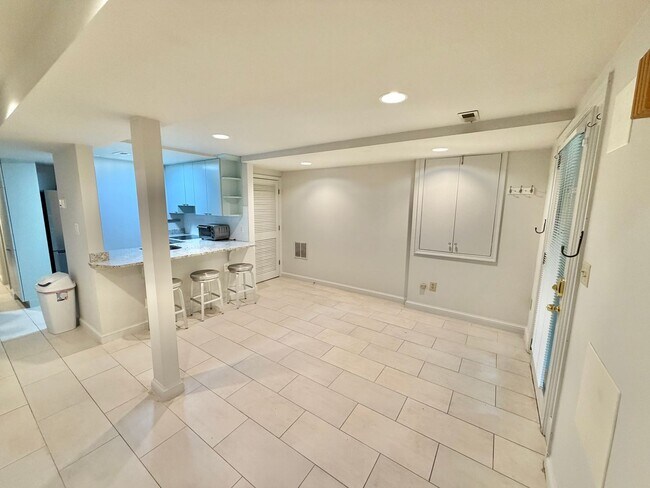 Foto del edificio - Delightful Dupont Tree-Lined Swann Street 2 Bedroom Lower Level Apt with W/D